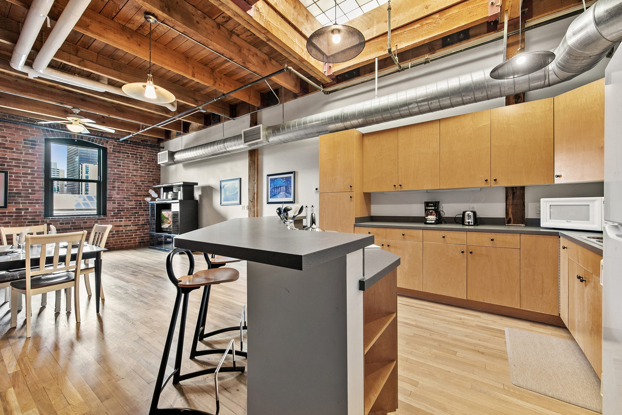 1 Bedroom/1Bathroom loft in Denver\'s new LoDo (Lower Downtown) district!  Features: original exposed brick walls, original arched windows, breakfast bar, granite slab, granite tile in kitchen, and walk-in closet.

Amenities include: community rooftop deck, club/party room, fitness center.

The building sits within easy walking distance to shops, restaurants, bars, the light rail station, and Coors Field. For residents looking for culture, the building is also closely situated to museums and theaters.